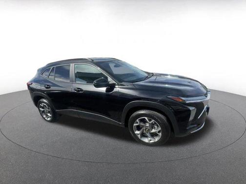 Mosaic Black Metallic 2025 Chevrolet Trax LT