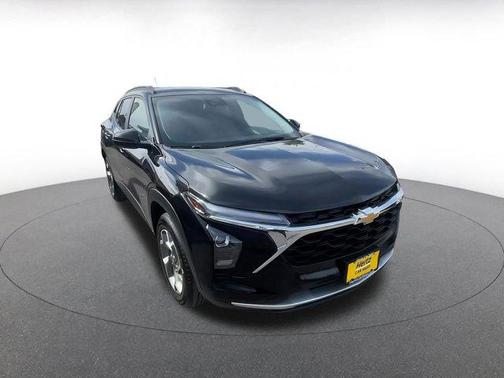 Mosaic Black Metallic 2025 Chevrolet Trax LT