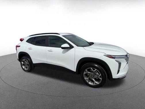 Summit White 2025 Chevrolet Trax LT