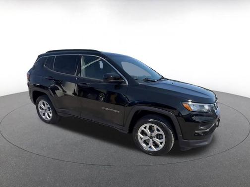 Diamond Black Crystal Pearlcoat 2025 Jeep Compass Latitude