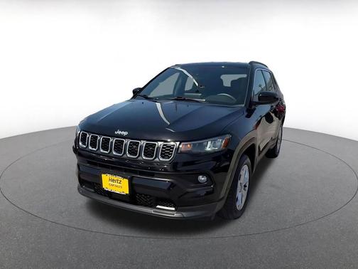 Diamond Black Crystal Pearlcoat 2025 Jeep Compass Latitude