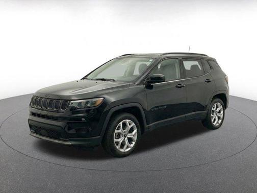 Diamond Black Crystal Pearlcoat 2025 Jeep Compass Latitude