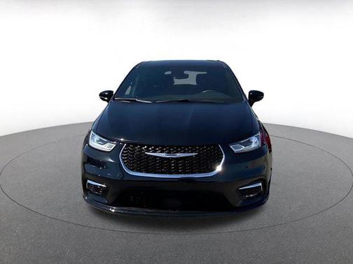 Diamond Black Crystal Pearlcoat 2025 Chrysler Pacifica L