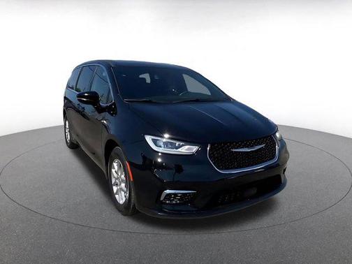 Diamond Black Crystal Pearlcoat 2025 Chrysler Pacifica L