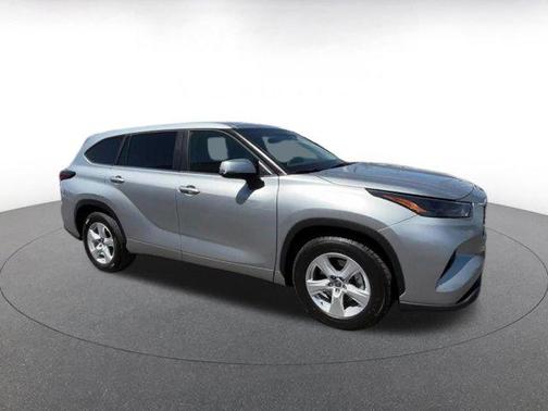 Celestial Silver Metallic 2025 Toyota Highlander LE