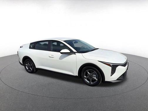 Snow White Pearl 2025 Kia K4 LXS