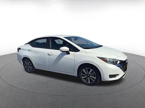 Aspen White Tricoat 2025 Nissan Versa 1.6 SV