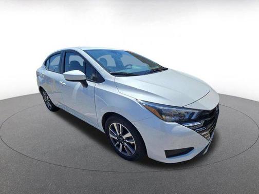 Aspen White Tricoat 2025 Nissan Versa 1.6 SV