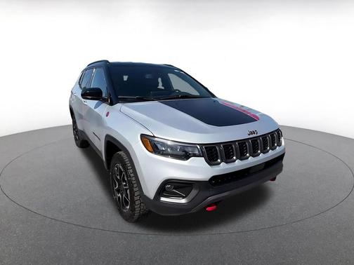 Silver Zynith Metallic Clearcoat 2025 Jeep Compass Trailhawk