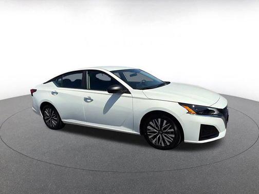 Glacier White 2025 Nissan Altima SV FWD