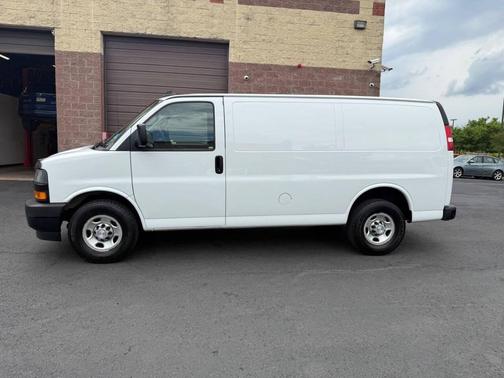 Summit White 2018 Chevrolet Express 2500 LT