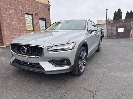 2025 Volvo V60 Cross Country B5 Plus AWD 4dr Wagon