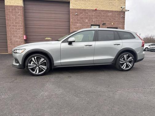 2025 Volvo V60 Cross Country B5 Plus AWD 4dr Wagon
