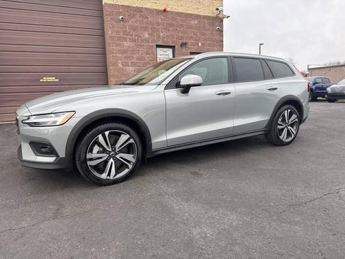 2025 Volvo V60 Cross Country B5 Plus AWD 4dr Wagon