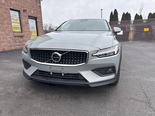 2025 Volvo V60 Cross Country B5 Plus AWD 4dr Wagon