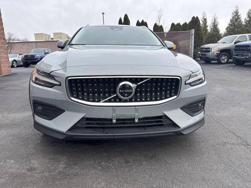 2025 Volvo V60 Cross Country B5 Plus AWD 4dr Wagon