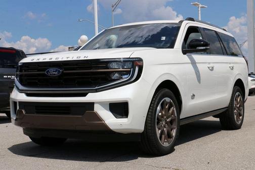 Star White Metallic Tri-Coat 2026 Ford Expedition King Ranch