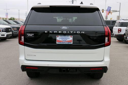 Star White Metallic Tri-Coat 2026 Ford Expedition Active