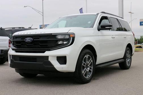 Star White Metallic Tri-Coat 2026 Ford Expedition Active