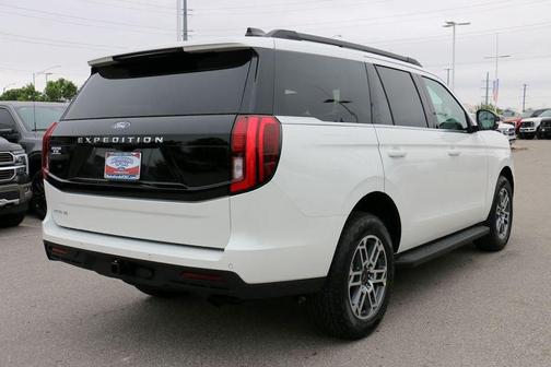 Star White Metallic Tri-Coat 2026 Ford Expedition Active