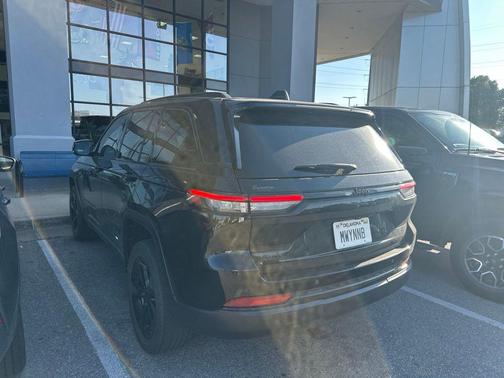 Diamond Black Crystal Pearlcoat 2022 Jeep Grand Cherokee Altitude