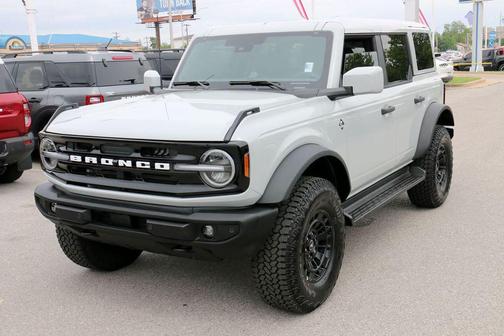 Avalanche Gray 2026 Ford Bronco Outer Banks