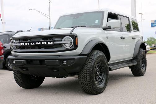 Avalanche Gray 2026 Ford Bronco Outer Banks