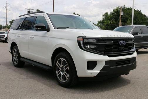 Star White Metallic Tri-Coat 2026 Ford Expedition Active