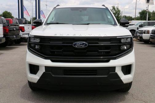 Star White Metallic Tri-Coat 2026 Ford Expedition Active