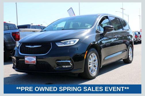 Brilliant Black Crystal Pearlcoat 2023 Chrysler Pacifica Touring L