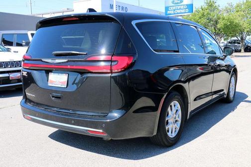 Brilliant Black Crystal Pearlcoat 2023 Chrysler Pacifica Touring L