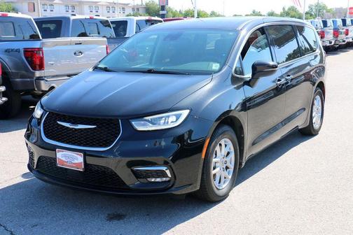 Brilliant Black Crystal Pearlcoat 2023 Chrysler Pacifica Touring L