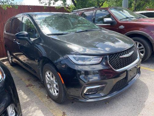 Brilliant Black Crystal Pearlcoat 2023 Chrysler Pacifica Touring L