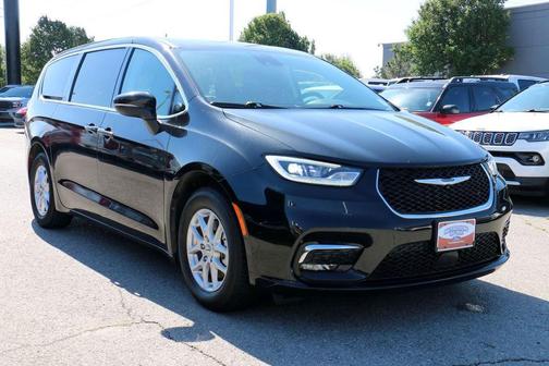Brilliant Black Crystal Pearlcoat 2023 Chrysler Pacifica Touring L