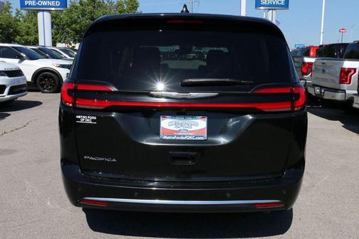 Brilliant Black Crystal Pearlcoat 2023 Chrysler Pacifica Touring L