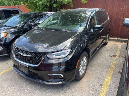 Brilliant Black Crystal Pearlcoat 2023 Chrysler Pacifica Touring L