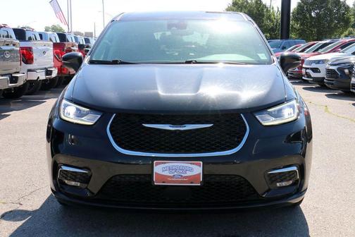 Brilliant Black Crystal Pearlcoat 2023 Chrysler Pacifica Touring L