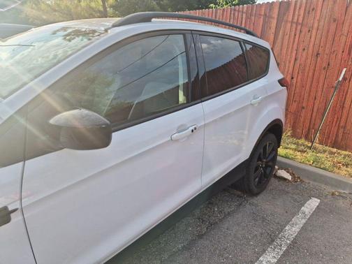Oxford White 2019 Ford Escape SE