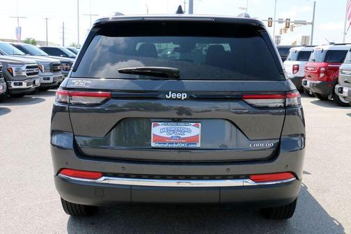 Baltic Gray Metallic Clearcoat 2024 Jeep Grand Cherokee Laredo