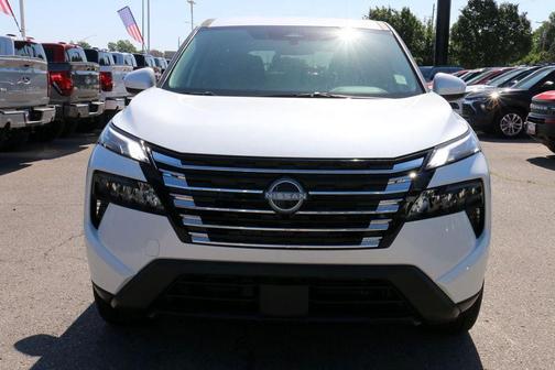 Everest White Pearl Tricoat 2026 Nissan Rogue SV