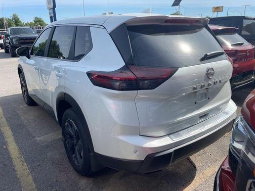 Everest White Pearl Tricoat 2026 Nissan Rogue SV
