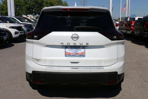 Everest White Pearl Tricoat 2026 Nissan Rogue SV
