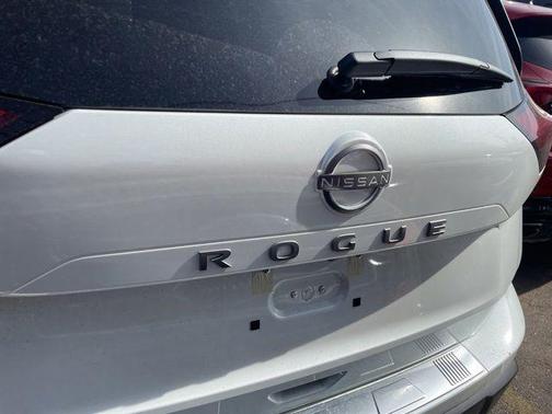Everest White Pearl Tricoat 2026 Nissan Rogue SV