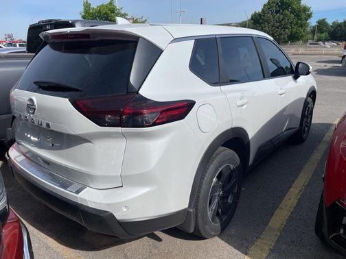 Everest White Pearl Tricoat 2026 Nissan Rogue SV
