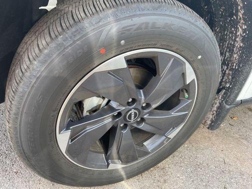 Everest White Pearl Tricoat 2026 Nissan Rogue SV