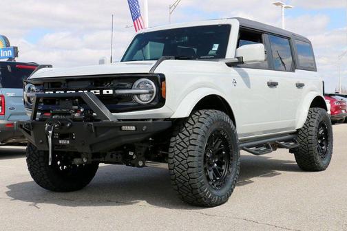Avalanche Gray 2026 Ford Bronco Outer Banks