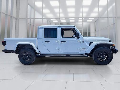 Bright White Clearcoat 2020 Jeep Gladiator Overland