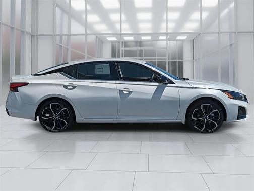 2025 Nissan Altima SR FWD