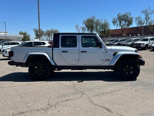 Silver Zynith Clearcoat 2023 Jeep Gladiator Willys 4x4
