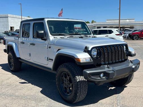 Silver Zynith Clearcoat 2023 Jeep Gladiator Willys 4x4